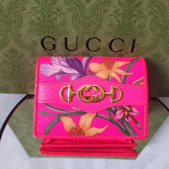 Gucci Handbags - Auth Gucci Rare Floral Pink Card Holder Wallet